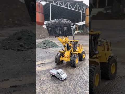 لودر مصغر تجريبي أثناء العمل     