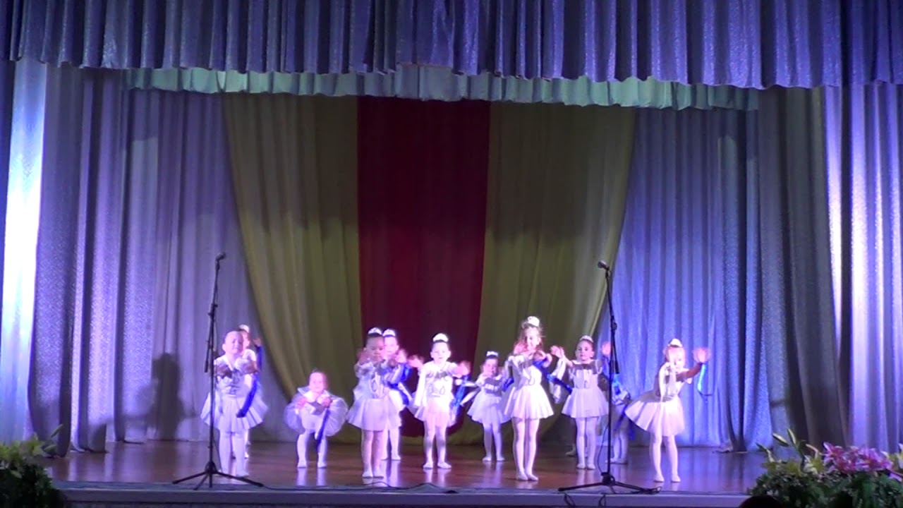 Танец с лентами для мамы. Танец с лентами в детском саду видео. Образцовый коллектив Светланы Деркач.