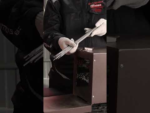 Почему залипает электрод? 👨‍🏭 АКАДЕМИЯ СВАРИВАЕМ БУДУЩЕЕ #shorts #сварка #сварго #свариваембудущее