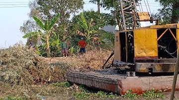 CẬN CẢNH SÁNG DÂY ĐANG MÚC ĐẤT VÉT KÊNH.