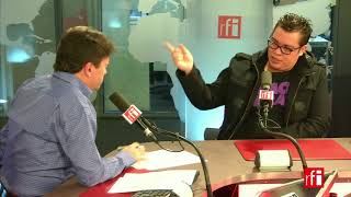 El humorista y cantante mexicano Franco Escamilla con Jordi Batalle en RFI.