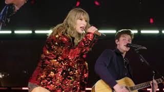 Taylor Swift & Shawn Mendes Perform 'There's Nothing Holding Me Back' at Rose Bowl Resimi