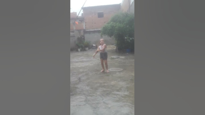 Primeira vez tomando banho de chuva.