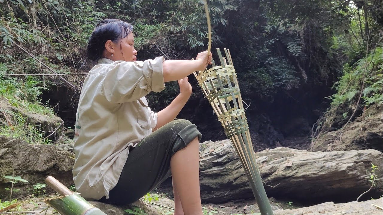 Use bamboo baskets to catch fish shrimp - YouTube
