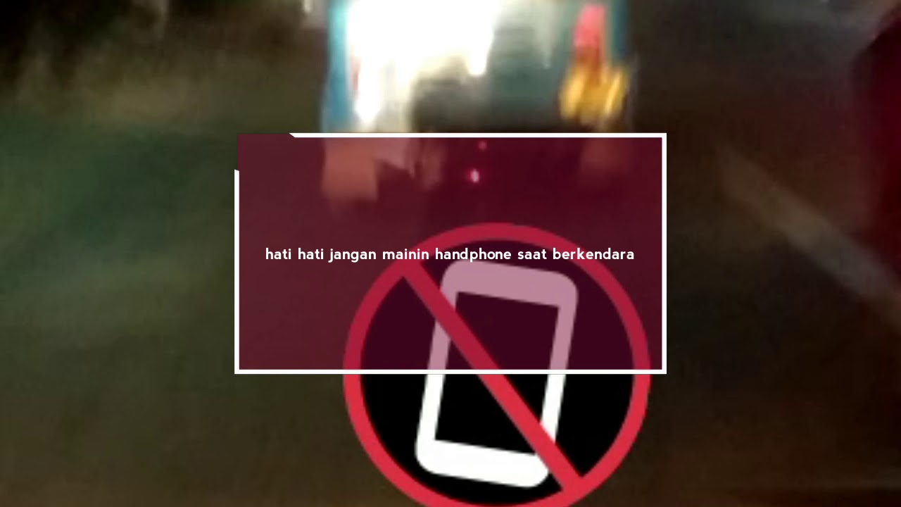 Awas hati hati jangan mainin handphone saat berkendara 