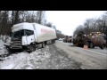 Грузовая эвакуация груженного рефрижератора из кювета (видео)
