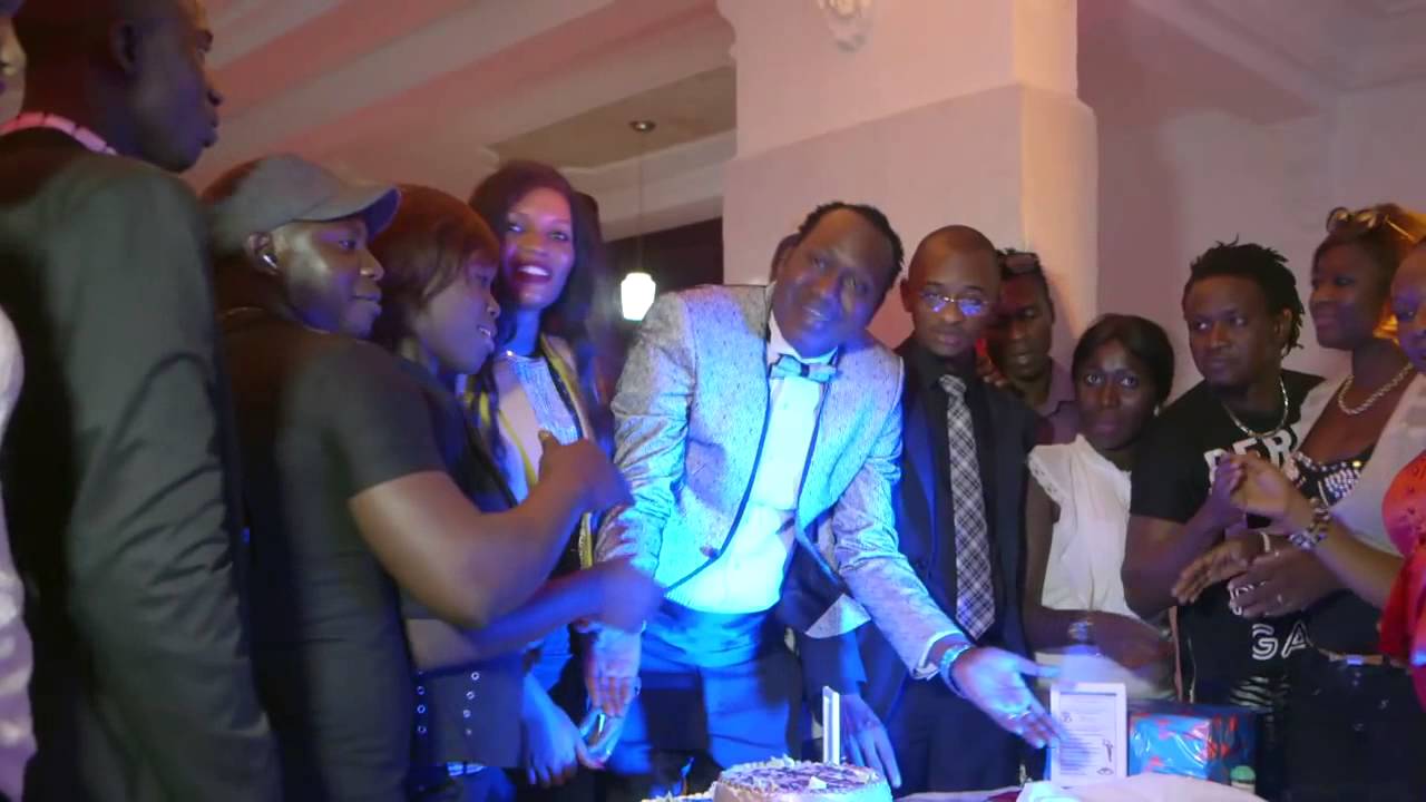 PETIT CAMARA DANS SON NOUVEAU SUNGLE (IGNE NENE)