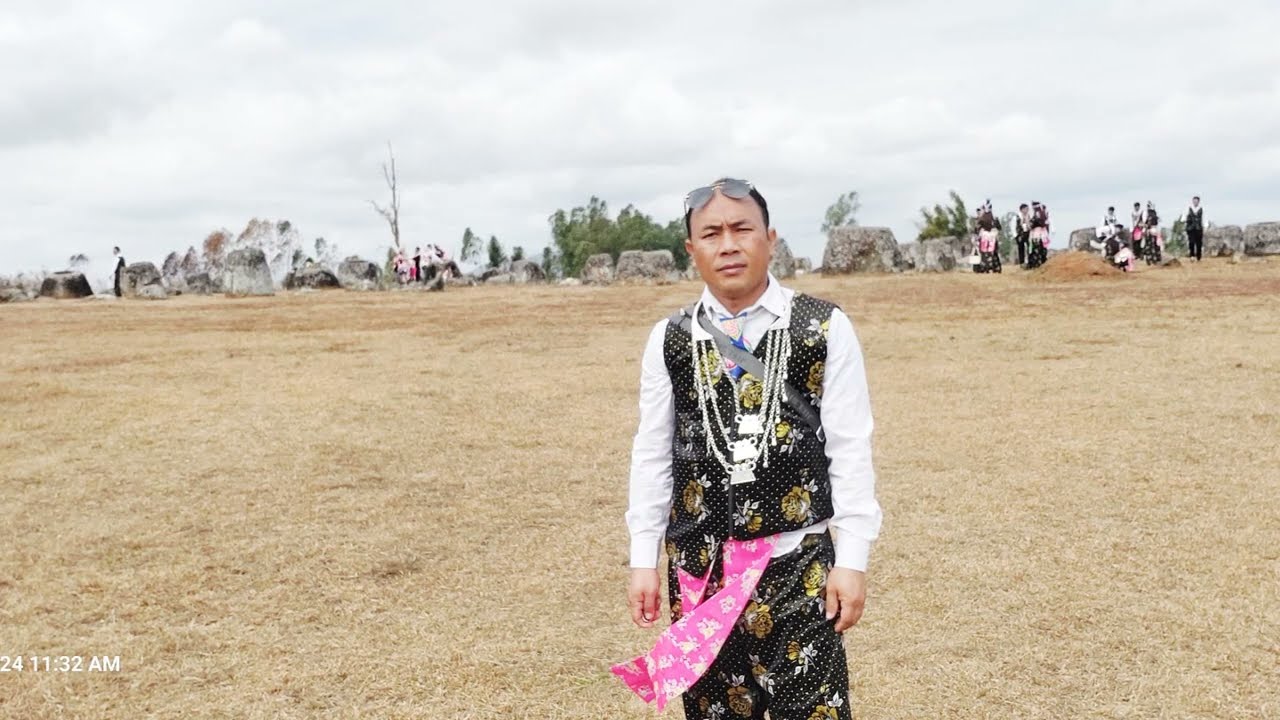 thaum kub tshaj 100 lawm ce koj kawg tuag thiaj tag qub dab neeg