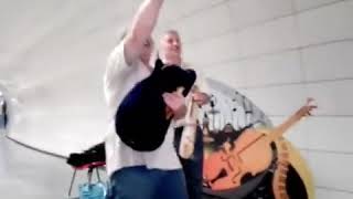 İstanbul Metrosunda Kemençe Ve Tulum Show İzleyenler Mest Oldu..