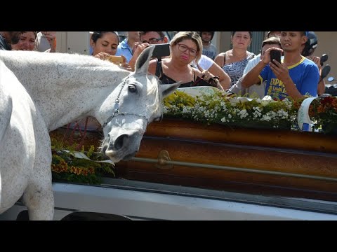 Видео: Мужчина потерял жену в Эль-Пасо открывает похороны для публики