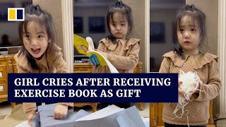 Girl sheds “tears of grievance” after receiving exercise book as gift from parents screenshot 2