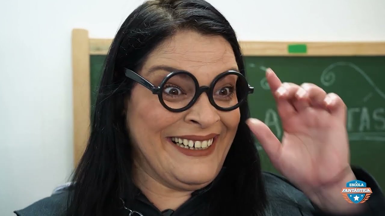 GUERRA DE BOLINHA DE PAPEL NA ESCOLA FANTÁSTICA