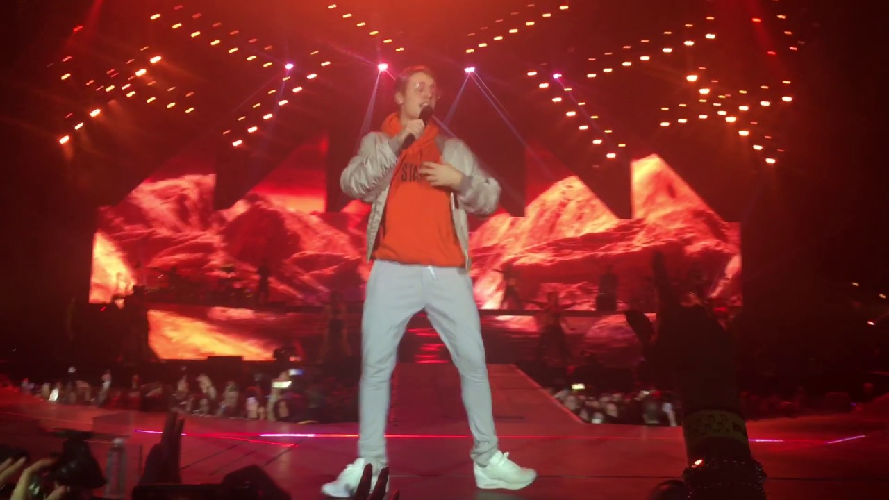 Justin Bieber (Purpose Tour Barcelona)  Let Me Love You live in Barcelona