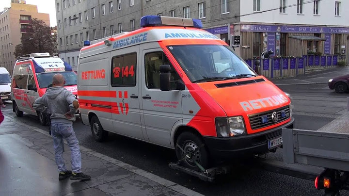 Rtw mit Motorschaden wird abgeschleppt