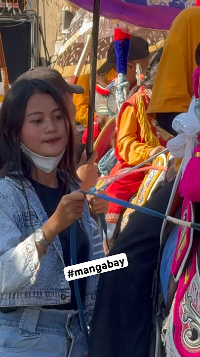 Cewek cantik jadi joki kuda di iring iringan kuda renggong