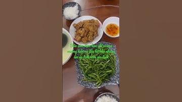 Bữa cơm đạm bạc: chỉ có rau muống luộc và đậu hũ kho nhưng ấm áp tình cảm gia đình.