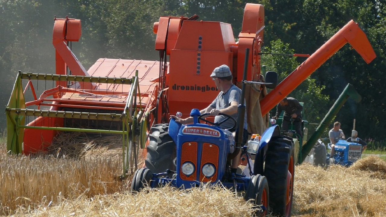 FORD SUPER DEXTA With Dronningborg Combine