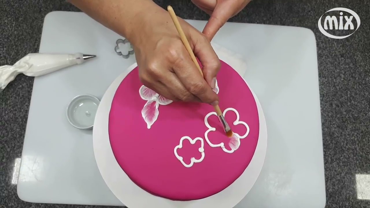 Decoração de bolo com o Glacê Real Mix