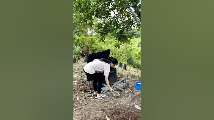 Gadis Dayak yang tinggal di pondok hutan pedalaman Kalimantan