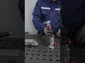 磁気吸着式伸縮アーム両端に磁気吸着パッドを装備しています。カムボルトは計 3 基搭載:基部に 1 基、伸縮アーム部に 2 基設置。スムーズに回転・角度調整が可能で、作業用途に合わせアームを最適な角度に