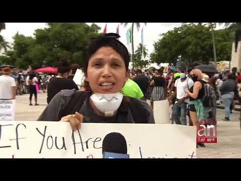 Joven manifestante arremete contra los exiliados cubanos de Miami: Estoy desilusionada