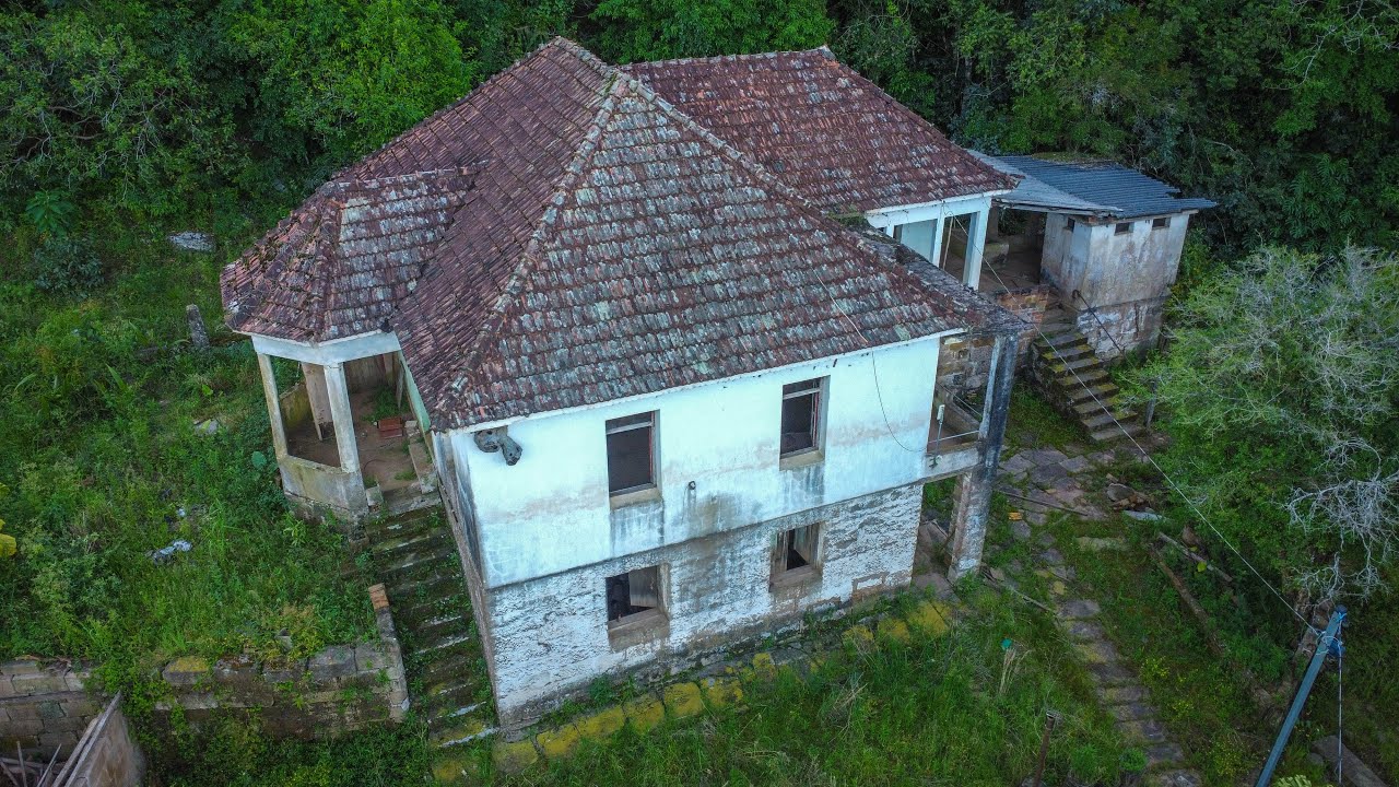 UMA MULHER VIVIA SOZINHA AQUI E ALGO TERRÍVEL ACONTECEU!