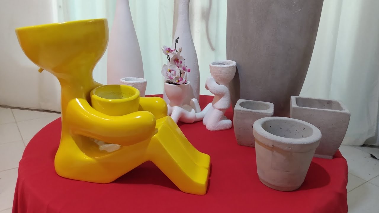 vasos de cimento com um acabamento bem lisinho .