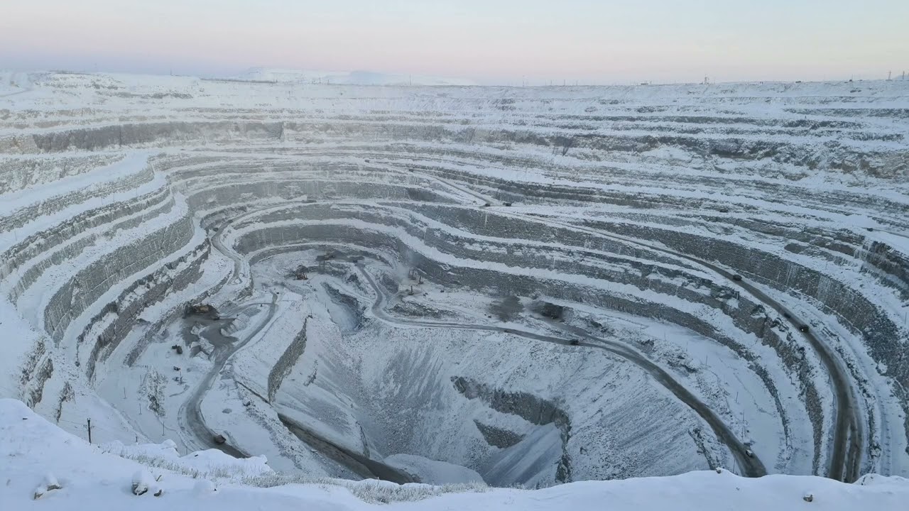 Айхал мирнинский. Айхал АЛРОСА карьер Юбилейный. Айхал Республика Саха. Поселок Айхал Якутия. Кимберлитовая трубка Айхал.