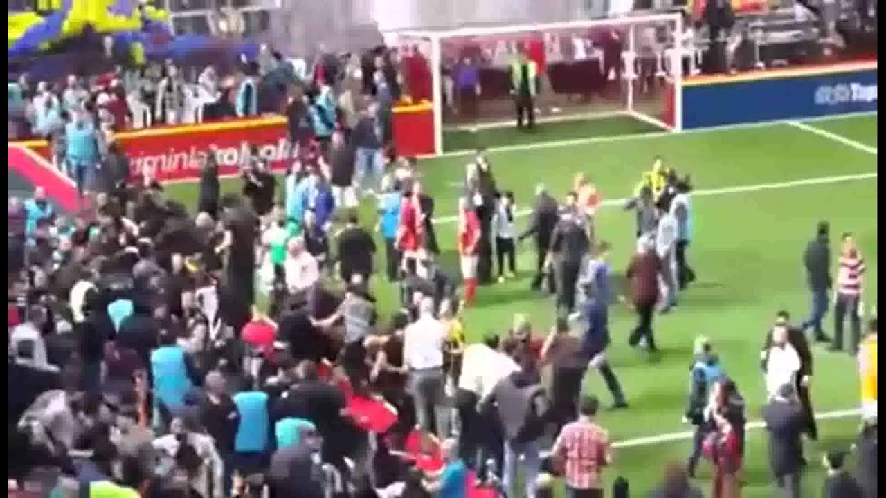 Hasan Şaş ve tribünler arasında çıkan kavga 4 Büyükler Salon Turnuvasi 2016