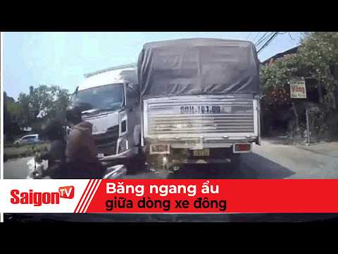 Băng ngang ẩu, hai cô gái suýt gặp tai nạn khiến ai xem cũng thót tim | Tin tức SaigonTV