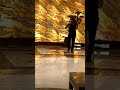 من إحدى الفنادق فنان يبدع في عزف موسيقى بينا نعيش عامر منيب 