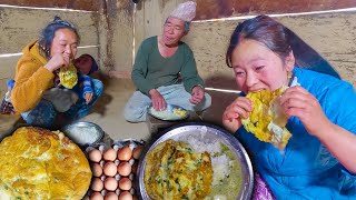 Egg Omelette Rice Recipe cooking & eating in village kitchen डामेको अण्डा सँग भात खाइयो मिठो भयो