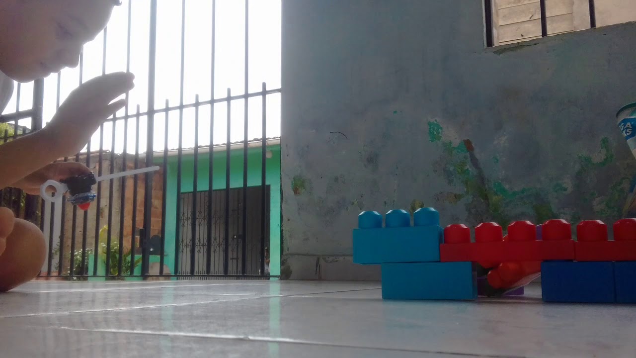 A batalha de beyblader xcalius x3 vs luinor l2(leião a descriçao