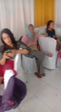 penyanyi orgen gabut duduknya sambil ngangkang.. sampai keliatan......