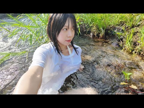 酷暑の中冷たい川でびしょ濡れキャンプ 焚火でスペアリブ / Camping girl jump into a cold river in the heat. / IEE P3200 ポータブル電源