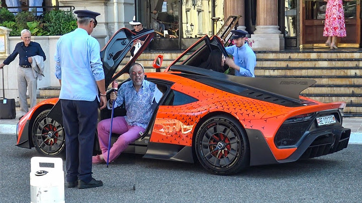 Milliardær arabisk par ankommer i hans MERCEDES AMG PROJECT ONE på Hotel de Paris i Monaco!!