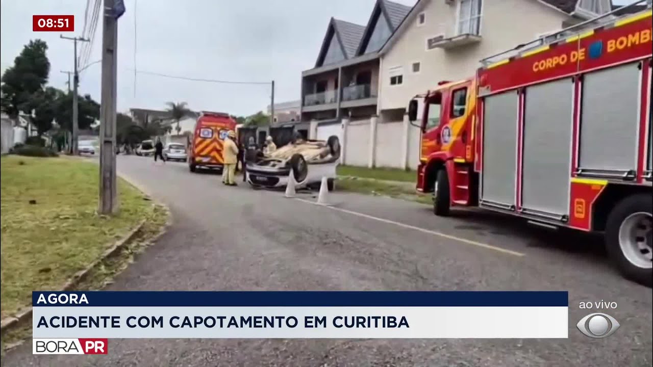 Carro capota após batida em cruzamento no bairro Atuba, em Curitiba