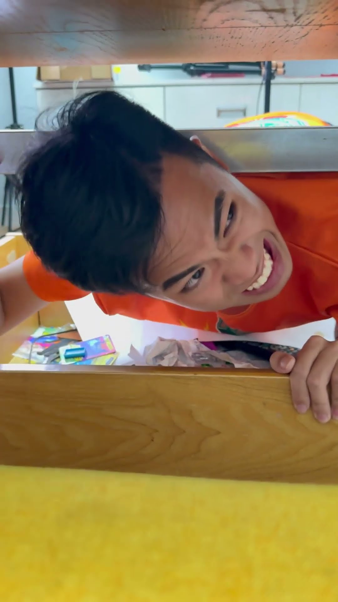 Su Hao comedy: stuck head under table ?