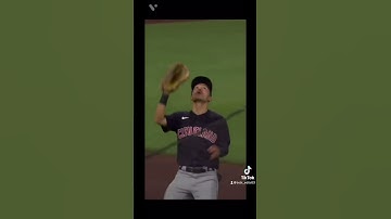 Steven Kwan crazy catch