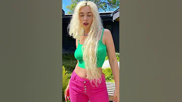 She’s pretty but can she pull of… •Ava Max edition•