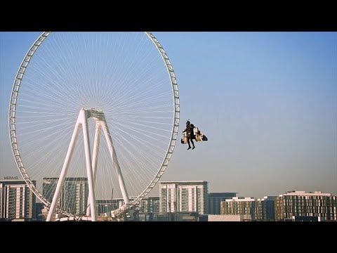 شاهد الرجل الطائر فينس ريفيت يحلق على ارتفاع ألف و800 متر في سماء دبي