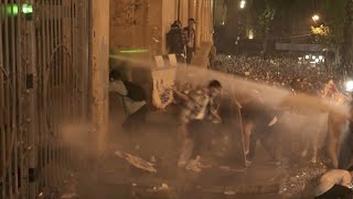 Georgian Police Fire Water Cannons, Tear Gas To Disperse Protesters Over Foreign Agent Bill Resimi