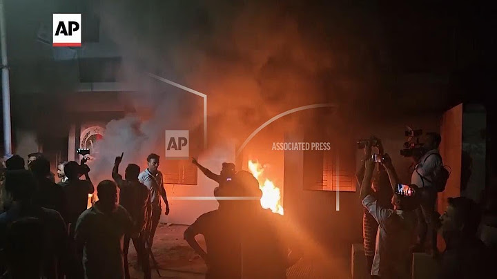 হামলাকারীরা ক্ষমতাচ্যুত নেত্রী হাসিনাকে সমর্থনকারী বাংলাদেশ দলের সদর দফতরে আগুন দিয়েছে