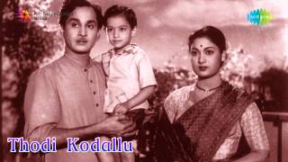 Watch the popular romantic song,"kaarulo shikarukelle" sung by
ghantasala from movie thodi kodallu. cast: anr, savitri, kannamba,
relangi venkata ramaiah...