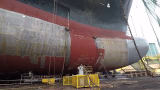 Eco-Friendly UHP Blasting: VertiDrive V400 Robot with Vacuum System for Sustainable Cleaning