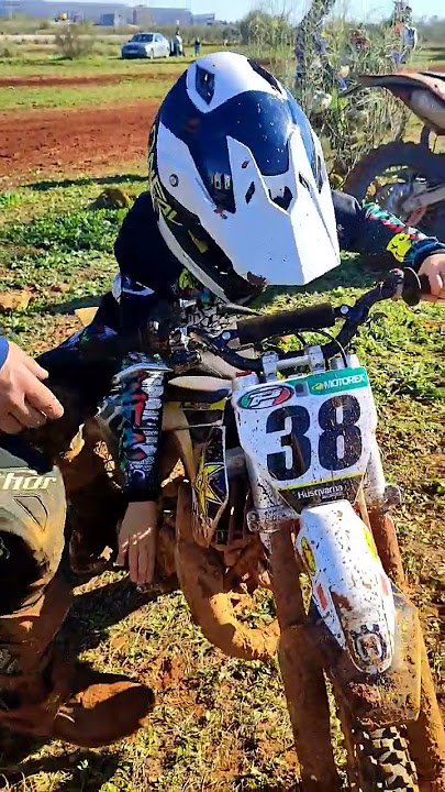 niños cogiendo moto de cross .