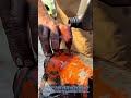 Une astuce ingénieuse pour verser de l'huile sans en mettre partout