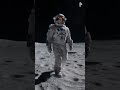 Um astronauta caminhando na superfície da lua #lua #nasa #planet #burraconegro