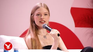 Elon Musks Daughter Vivian Wilson Responds To Troll Who Demanded To Hear Her Real Voice