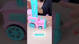 🚂🎲 Little train that sets up dominoes.#funny